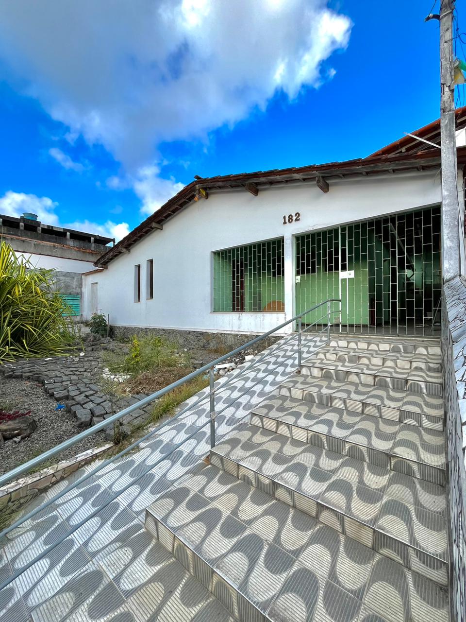 Casa para fins comerciais com 08 salas disponível para aluguel 