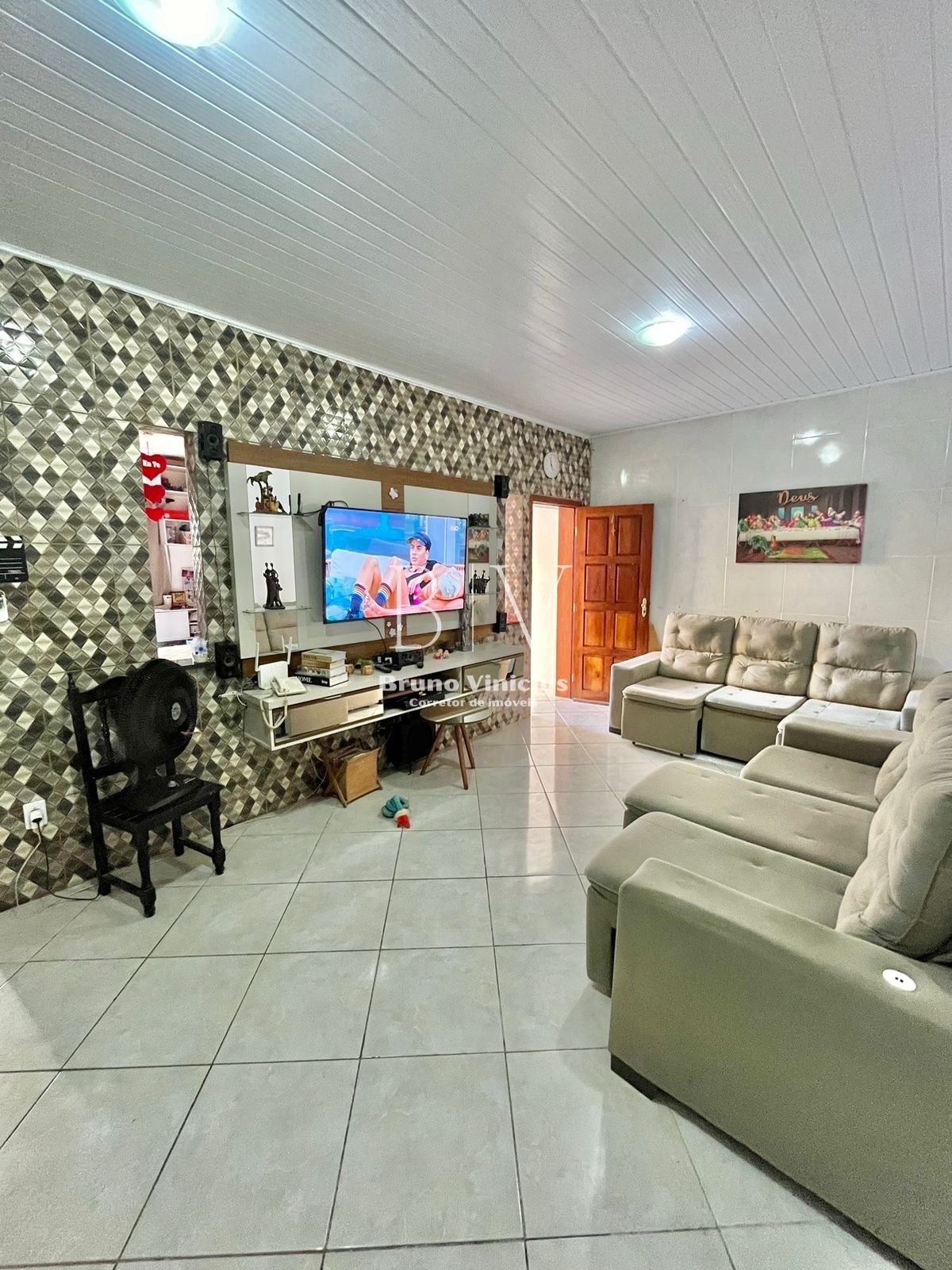 Vendo casa ampla 2/4 em excelente localização no bairro Conceição 